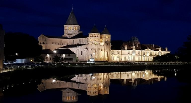 Paray le Monial - la Basilique de nuit