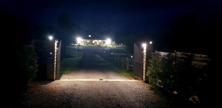 le Clos des Prairies entree principale de nuit